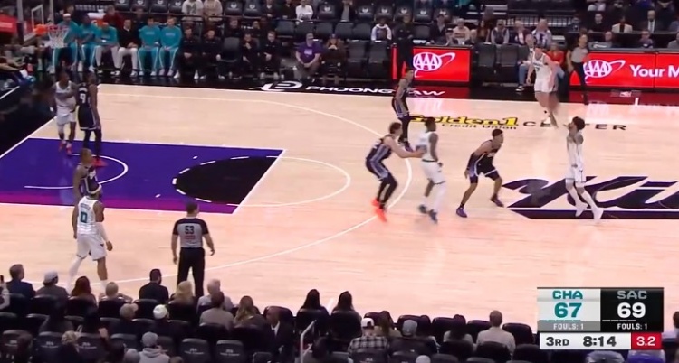 世界杯比赛直播地址-手感来了怎么投都进!三球接锅三分 踩着logo直接压哨扔进!