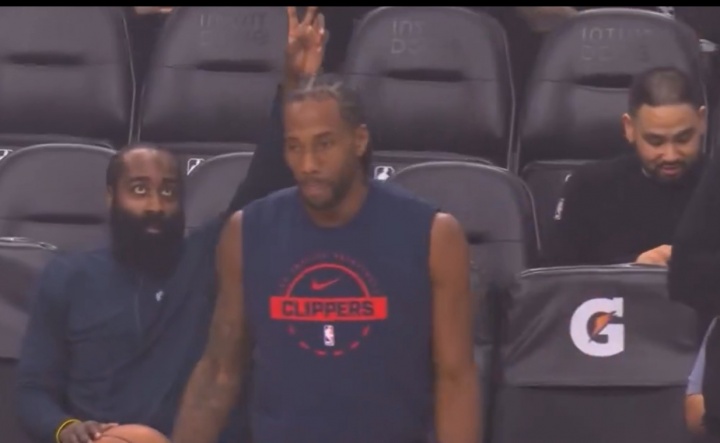 世界杯客户端升级说明-童心未泯!小卡赛前投篮热身 哈登在其身后摆出“兔耳朵”手势